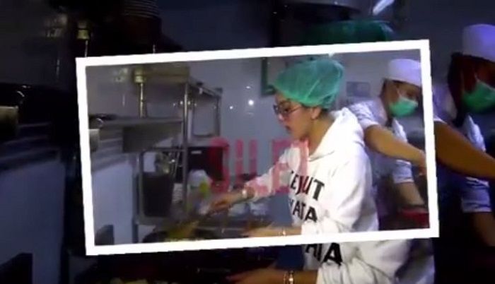 Syahrini sedang <a href='https://pontianak.tribunnews.com/tag/memasak' title='memasak'>memasak</a> <a href='https://pontianak.tribunnews.com/tag/nasi-goreng' title='nasi goreng'>nasi goreng</a> untuk <a href='https://pontianak.tribunnews.com/tag/reino-barack' title='Reino Barack'>Reino Barack</a>