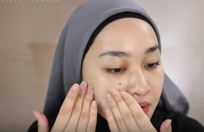 Tiru makeup simpel ala selebgram hijab: Aplikasikan moisturizing lotion dan primer