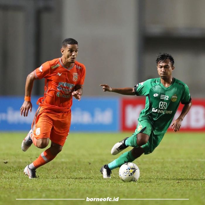 Pemain Borneo FC Renan Silva (kiri) berebut bola dengan Muhamad Hargianto (kanan) pada laga kontra Bhayangkara FC pada pekan pertama Liga 1 2019 di Stadion Aji Imbut, Tenggarong, Kamis (16/5/2019).