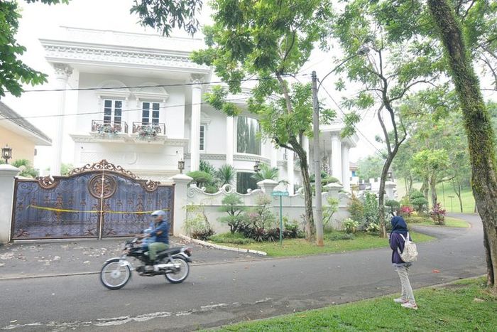 Tipu Jamaah Umrah Ro900 Miliar, Ada Penampakan Monyet Misterius di Rumah Mewah Bos First Travel yang Terbengkalai (Tribunnews Bogor)