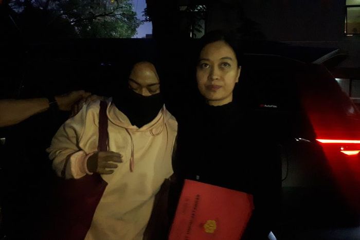 Polda Metro Jaya menangkap menangkap dua perempuan yang diduga merekam dan menyebarkan video HS, tersangka yang mengancam penggal kepala Presiden Joko Widodo, Rabu (15/5/2019)