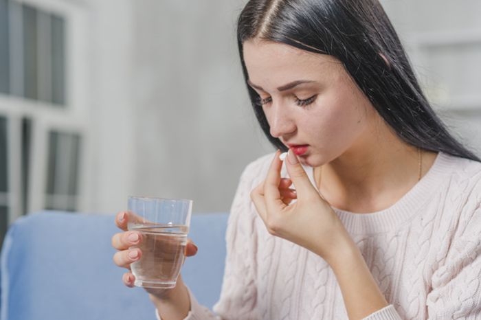 Ilustrasi minum vitamin