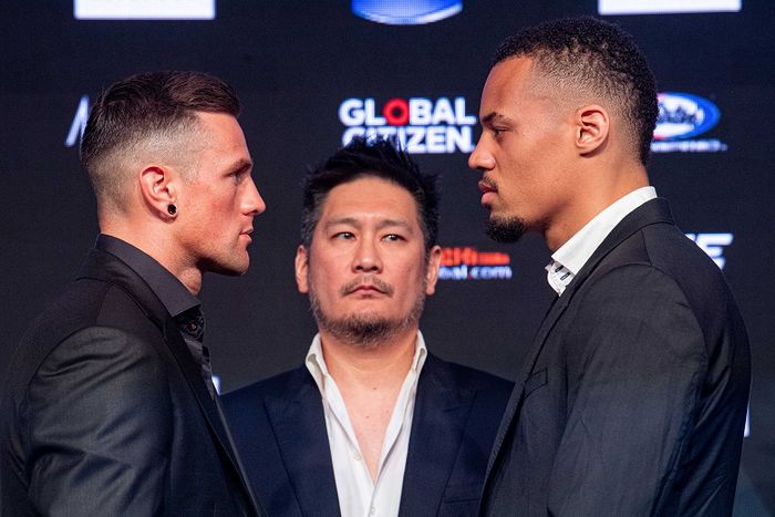 Chairman sekaligus CEO ONE Championship, Chatri Sityodtong (tengah) berpose bersama duo atlet asal Belanda, Nieky Holzken (kiri) dan Regian Eersel.