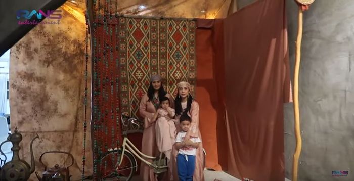 Nagita dan Caca difoto bersama Rafathar serta Ansara