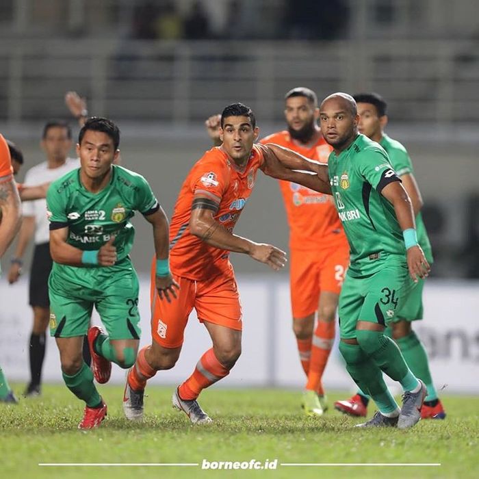 Para pemain Borneo FC dan Bhayangkara FC berebut bola.