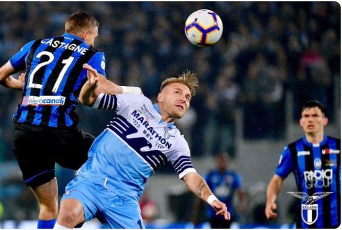 Penyerang Lazio, Ciro Immobile, berduel dengan gelandang Atalanta, Timoty Castagne, dalam laga final Coppa Italia di Stadion Olimpico, Rabu (15/5/2019).