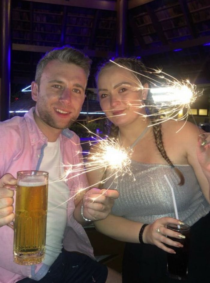 Stacey liburan di Thailand bersama David dan makan-makanan apa pun tanpa mengetahui dia hamil.