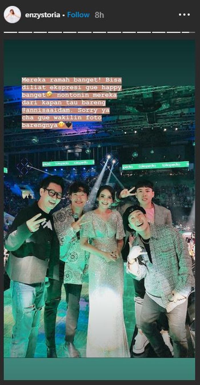 Foto keakraban Enzi dengan anggota Running Man.