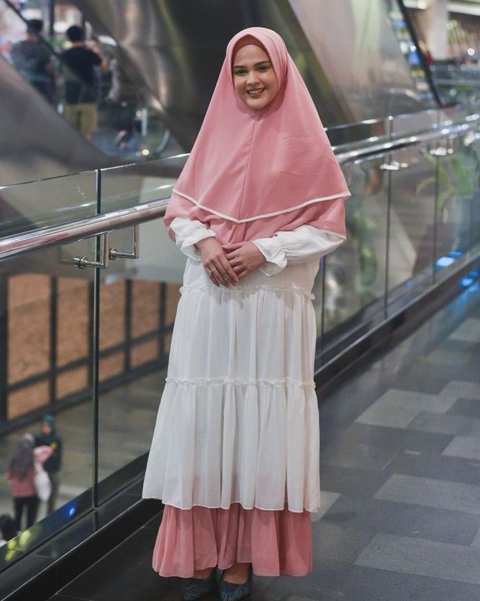 Gamis syar'i ruffle ala Cut Meyriska
Instagram Cut Meyriska