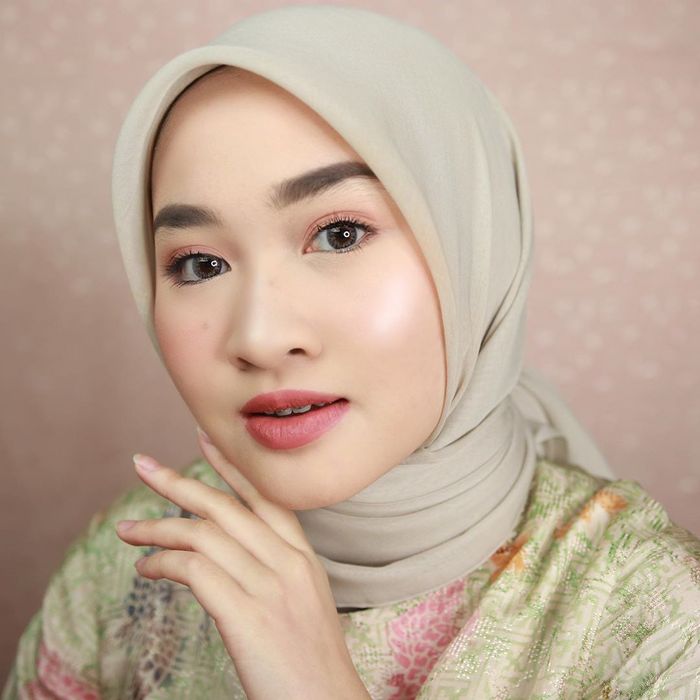 Menggunakan Blush Om berwarna kalem