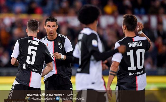 Megabintang Juventus, Cristiano Ronaldo (kedua dari kiri), bersalaman dengan Miralem Pjanic.