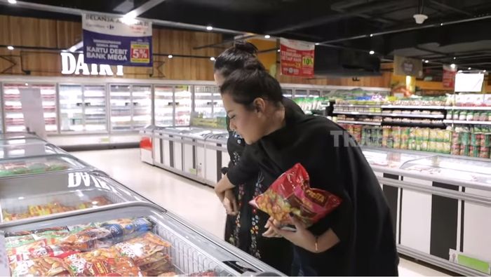 Aurel menahan tangan Ashanty untuk tidak belanja banyak