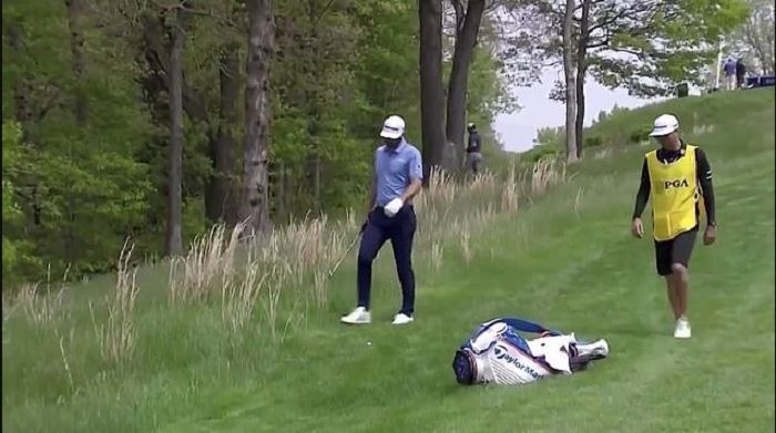 Detik-detik pegolf asal Spanyol, John Rahm kencing saat bertanding di putaran kedua Kejuaraan USPGA di Bethpage, Jumat (17/5/2019).