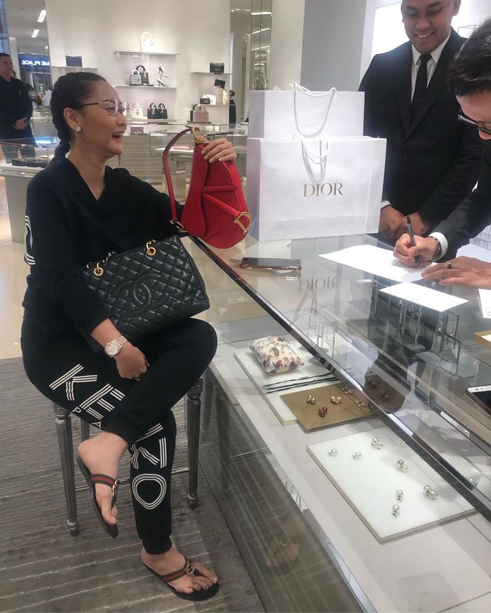 Inul Daratista sedang berada di butik Dior