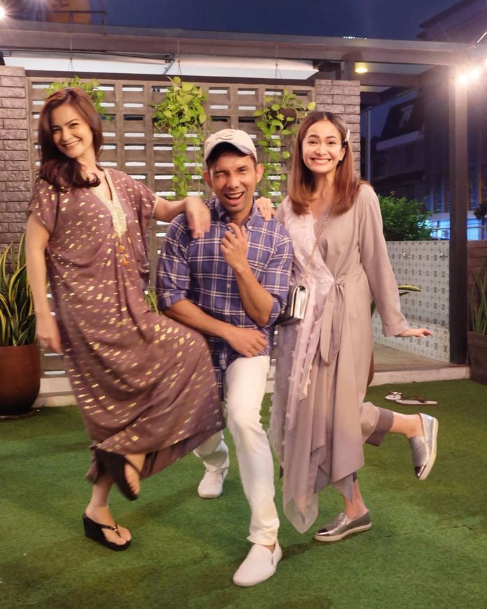 Cut Tari terlihat mengenakan busana kaftan bermotif