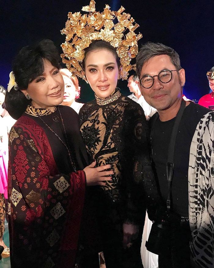 Tangan Anne Avantie jadi sorotan saat foto bareng Syahrini.