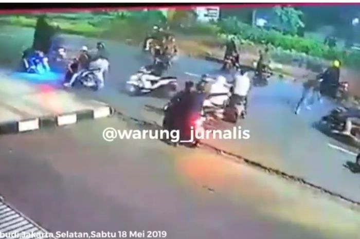 peristiwa penusukan peserta saur on the road oleh sekelompok geng motor.