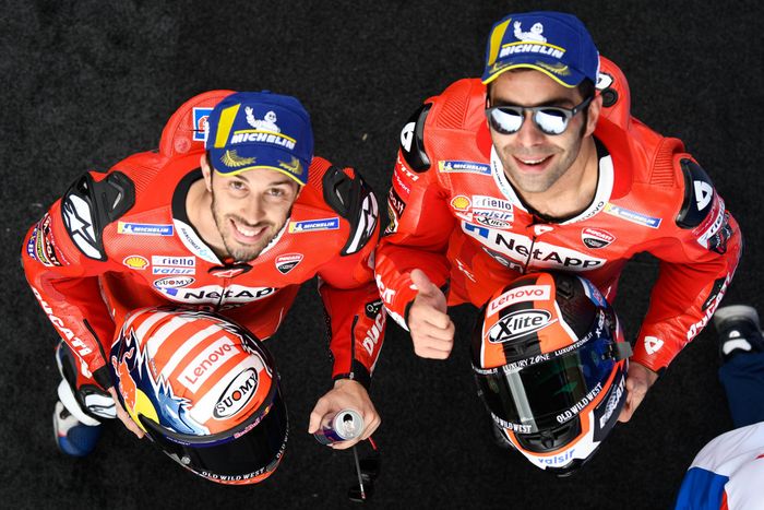 Dua pembalap Ducati, Andrea Dovizioso (kiri) dan Danilo Petrucci, berpose pada balapan MotoGP Prancis di Sirkuit Le Mans.