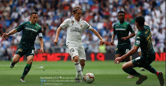 Gelandang Real Madrid, Luka Modric, menggiring bola dalam laga melawan Real Betis pada pekan ke-38 Liga Spanyol di Stadion Santiago Bernabeu, 19 Mei 2019.