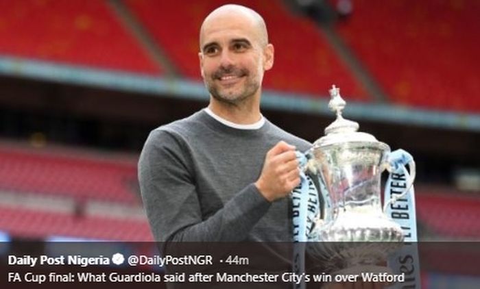 Manajer Manchester City, Pep Guardiola bersama trofi Piala FA