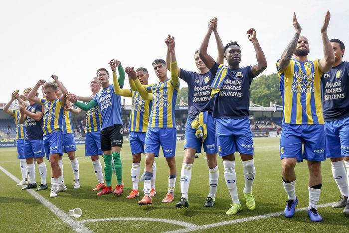 Selebrasi Ezra Walian (paling kanan) dan pemain RKC Waalwijk lainnya setelah menang atas Excelsior pada play-off promosi putaran kedua Liga Belanda di Stadion Mandemakers pada 19 Mei 2019. 