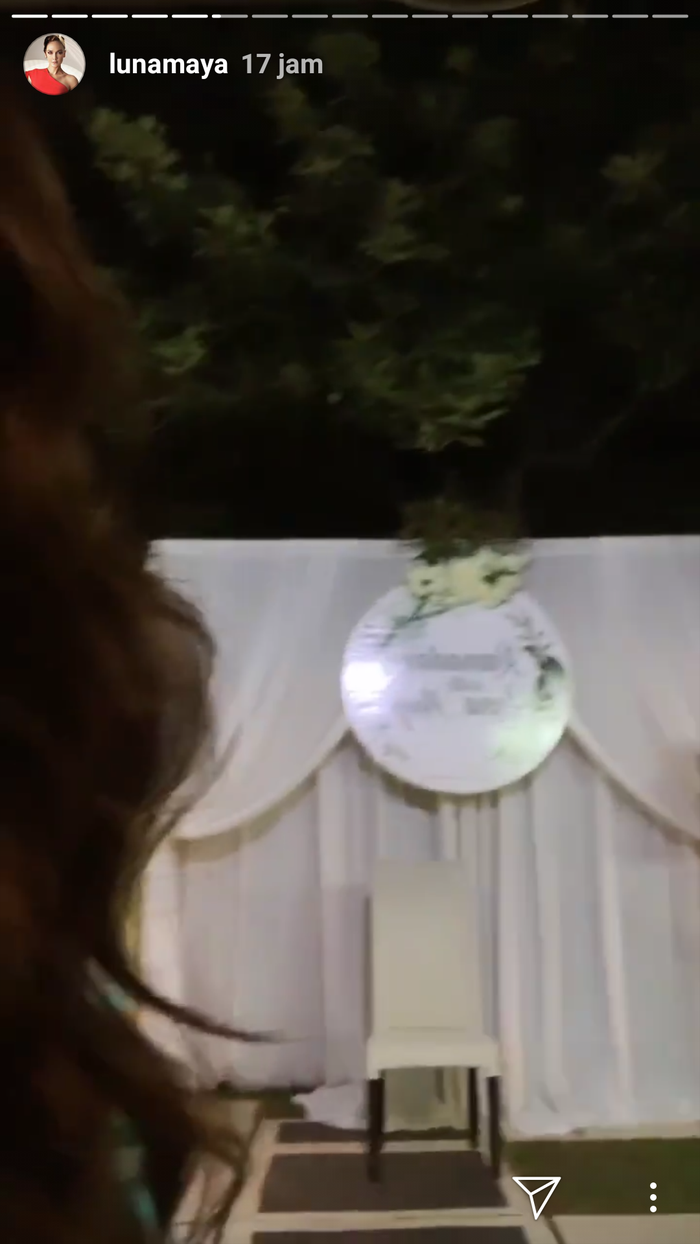 Dekorasi pelaminan Luna Maya di acara buka puasa bersama fansnya, Lunasee.