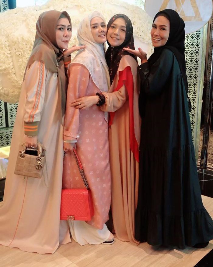 Penampilan modis Mulan Jameela Ttenteng tas branded harga fantastis saat bukber dengan para sahabatnya