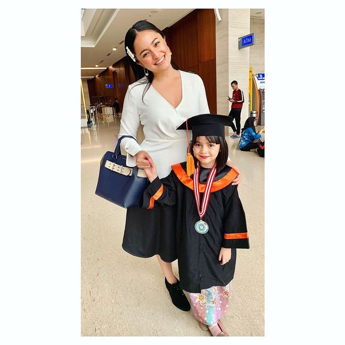 Hadiri Wisuda Anaknya, Marshanda Tampil Cantik Sambil Bawa