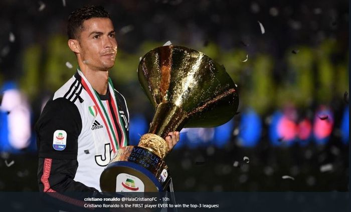 Megabintang Juventus, Cristiano Ronaldo, memegant trofi Scudetto Serie A Liga Italia musim 2018-2019.