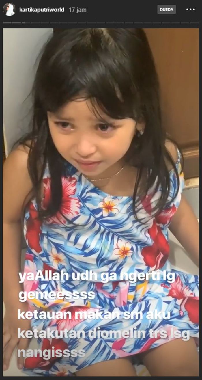 Anak perempuan yang menangis karena takut dengan <a href='https://style.tribunnews.com/tag/kartika-putri' title='Kartika Putri'>Kartika Putri</a>