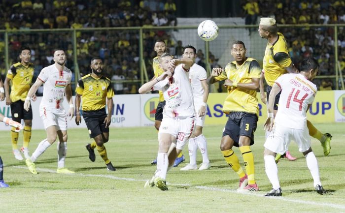 Aksi bek Persija, Steven Paulle (tengah) saat menghalau serangan para pemain Barito Putera pada laga pekan pertama Liga 1 2019 di Stadion 17 Mei, Banjarmasin, 20 Mei 2019. 