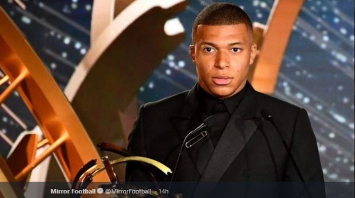 Penyerang Paris Saint-Germain, Kylian Mbappe, menerima penghargaan sebagai Pemain Terbaik Liga Prancis 2018-2019.