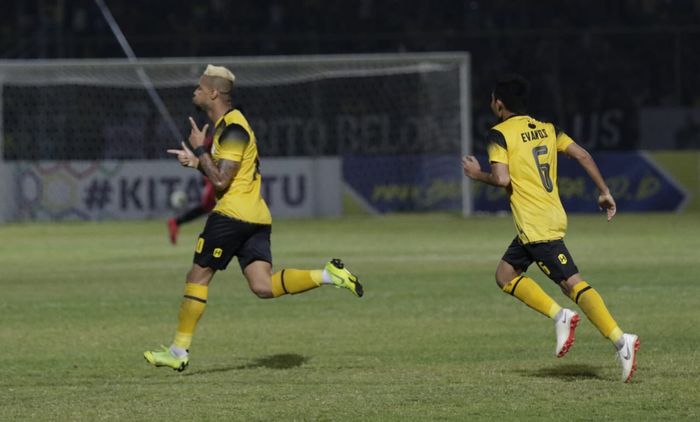 Selebrasi striker asing Barito Putera, Rafael Silva (kiri) yang dikejar Evan Dimas saat menyamakan skor 1-1 ketika menjamu Persija pada laga pekan pertama Liga 1 2019 di Stadion 17 Mei, Banjarmasin, 20 Mei 2019.