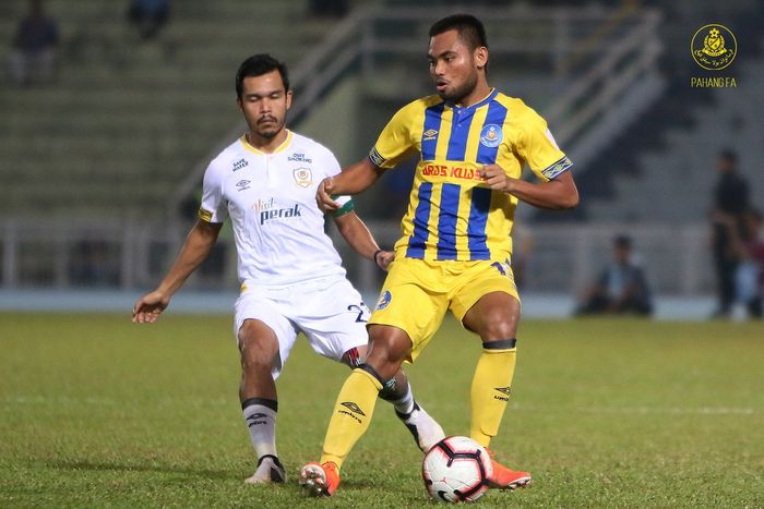 Aksi Saddil Ramdani (depan) saat membela Pahang FA yang menjamu Perak FA pada lanjutan Liga Super Malaysia 2019 di Stadion Darul Makmur, 19 Mei 2019. 