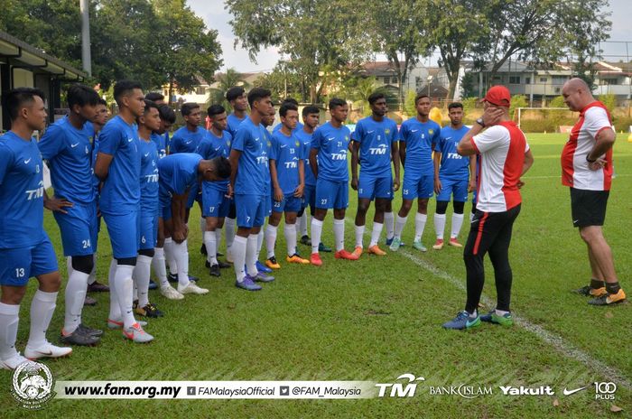 Pelatih Bojan Hodak (paling kanan) memberikan instruksi pemain seleksi timnas U-18 Malaysia di Bukit Jelutong, Shah Alam pada 14 Mei 2019. 
