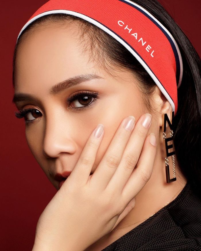 Penampilan cantik Nagita Slavina pakai bandana mewah dari brand Chanel