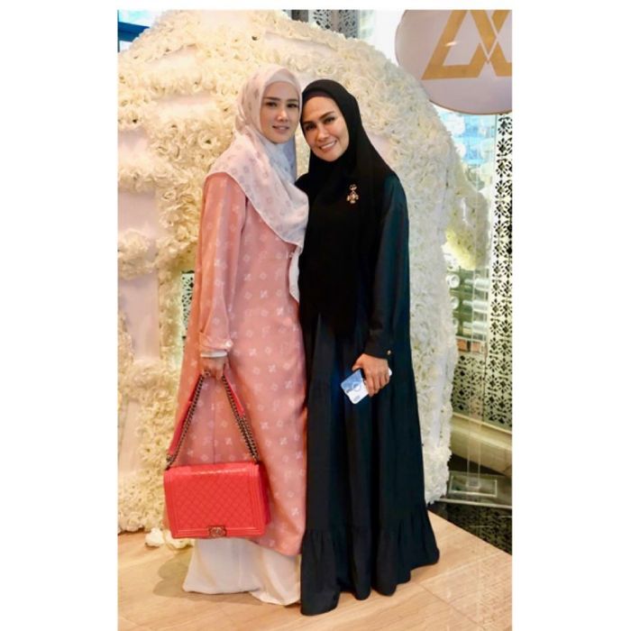 Penampilan modis Mulan Jameela tenteng tas branded koleksi dari brand Chanel saat bukber dengan para sahabatnya