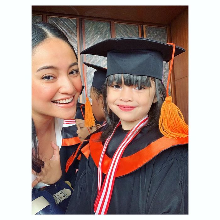 Hadiri Wisuda Anaknya, Marshanda Tampil Cantik Sambil Bawa