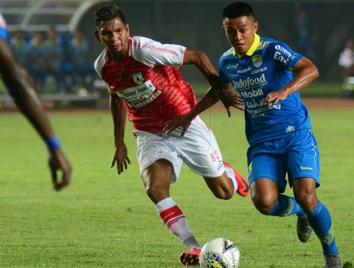 Winger Persib Bandung, Febri Hariyadi, menguasai bola di bawah pengawalan pemain Persipura Jayapura, Valentino Telaubun, pada pekan pertama Liga 1 2019.