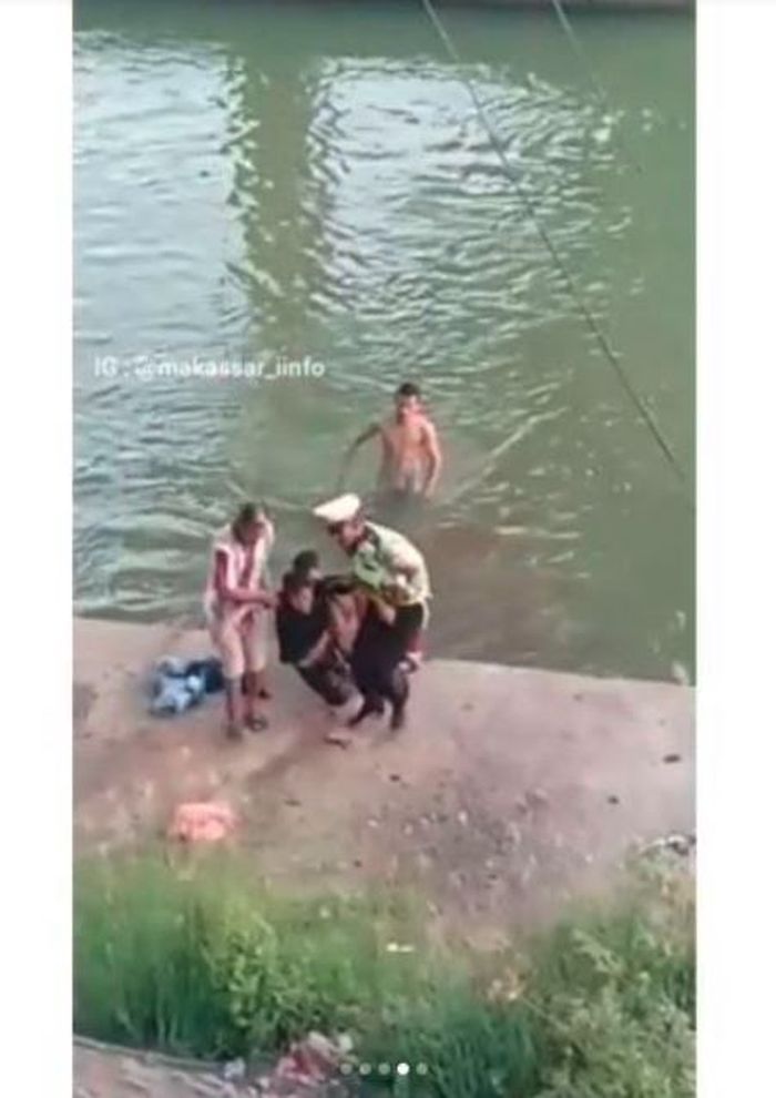 Bocah nekat lemas setelah ditolong oleh warga.