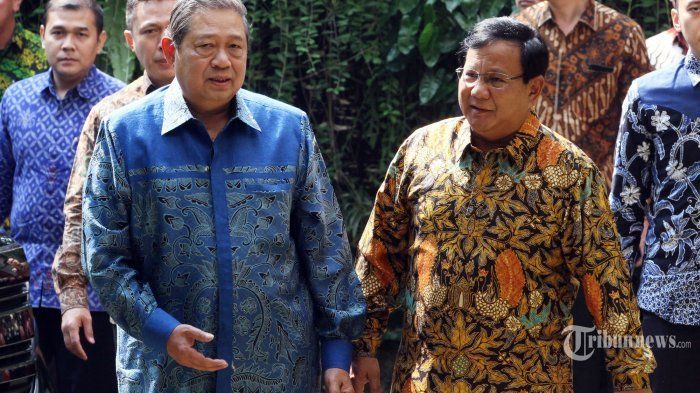 Ketua Umum Partai Gerindra Prabowo Subianto (kanan) bersama dengan Ketua Umum Partai Demokrat Susilo Bambang Yudhoyono (kiri)