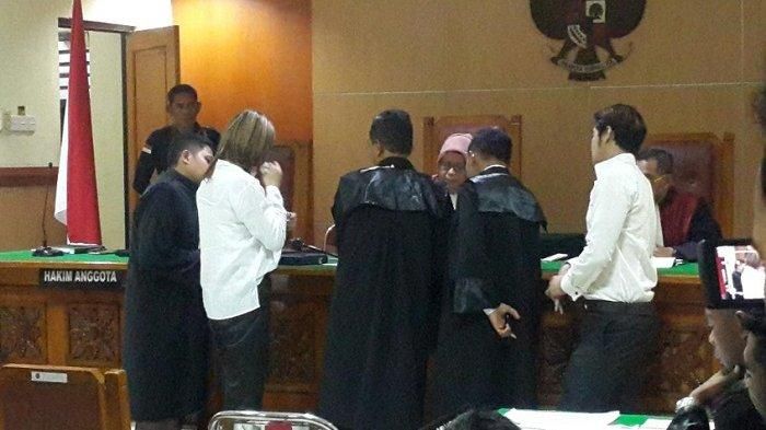 Hilda Vitria nangis di persidangan kasus pemalsuan dokumen nikah Kriss Hatta.