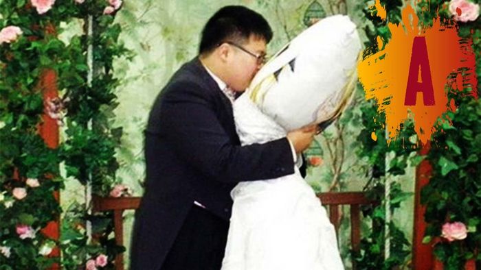Lee Jin-Gyu dengan Bantal