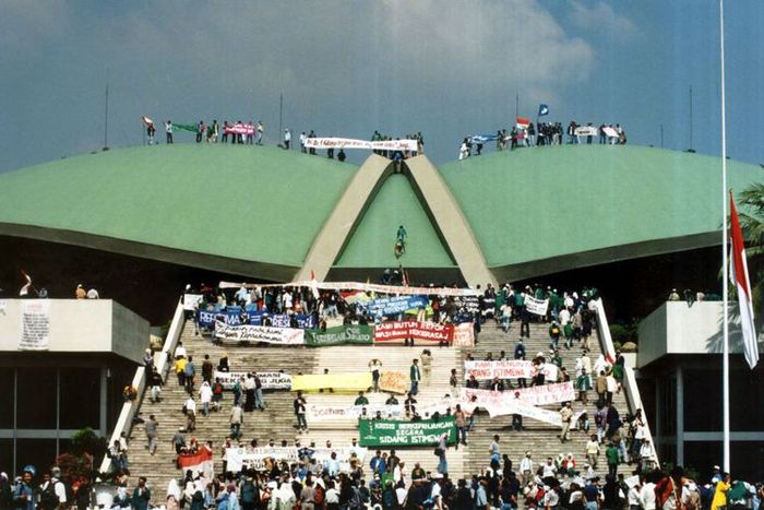 Hari Ini Dalam Sejarah 21 Mei 1998 Soeharto Lengser Keprabon Dan Kronologi Desakan Gerakan Reformasi Semua Halaman National Geographic