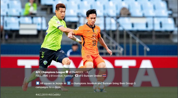 Penyerang Buriram United, Supachok Sarachart (kanan) saat coba dihentikan pemain Jeonbuk FC pada laga pamungkas fase grup Liga Champions Asia 2019 di Jeonju World Cup Stadium, 21 Mei 2019. 