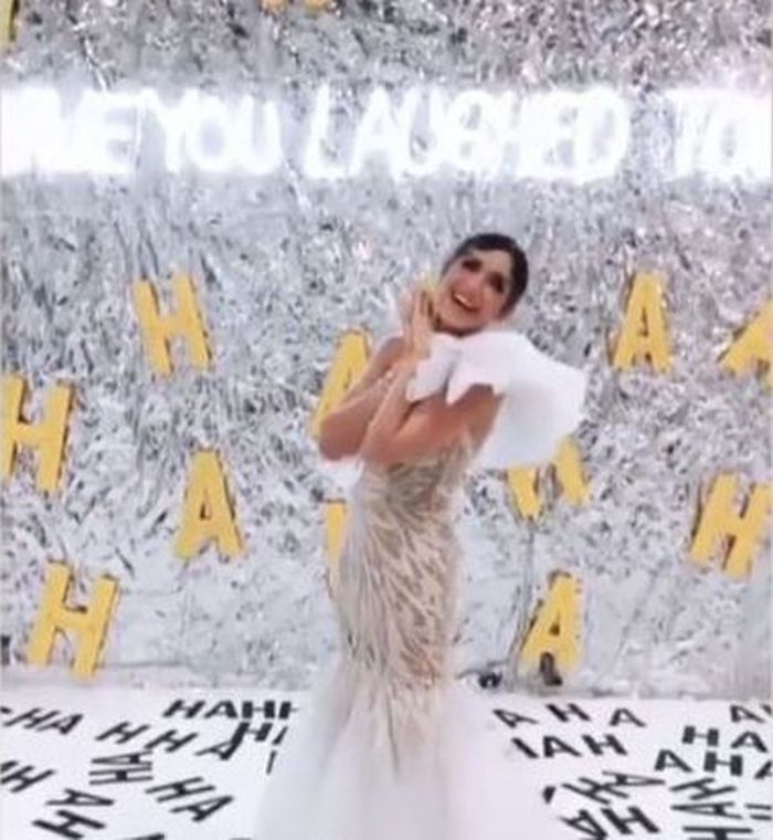 Jessica tampak anggun dengan gaun yang memperlihatkan lekuk tubuhnya.