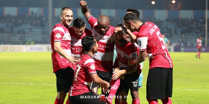 Para pemain Madura United merayakan gol yang dicetak oleh Slamet Cahyono ke gawang Persela Lamongan pada pekan pertama Liga 1 2019.