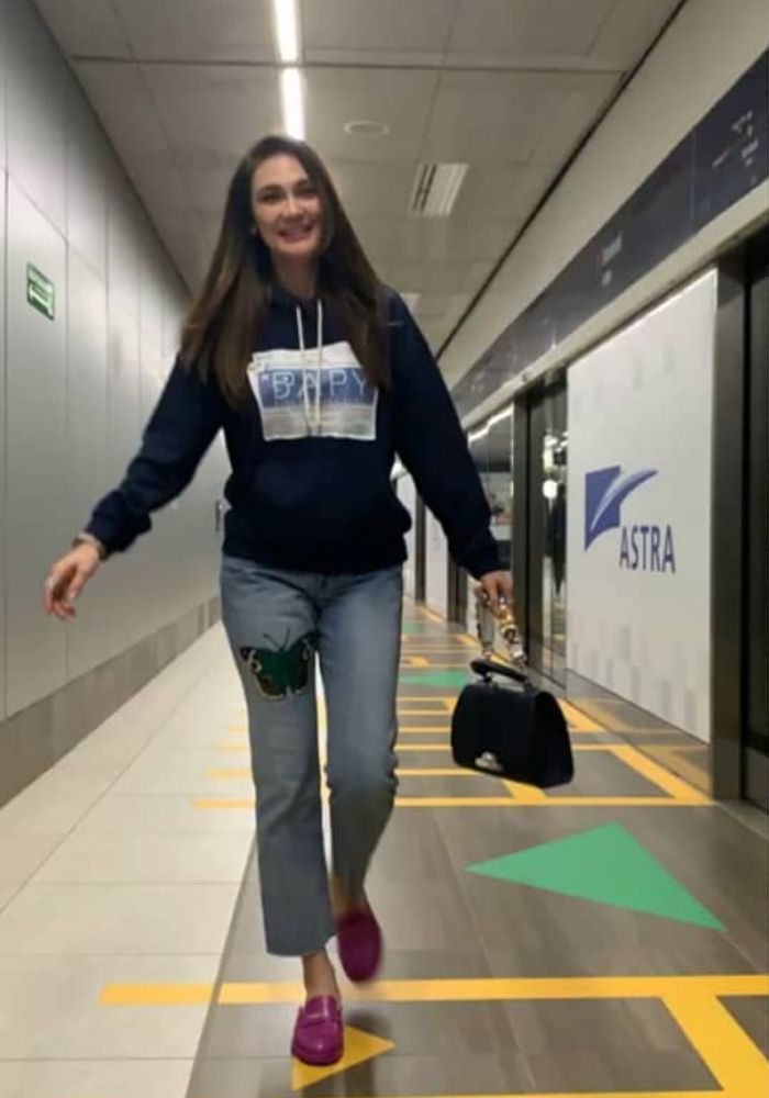 Luna Maya mengenakan alas kaki berupa sepatu model mules bernuansa warna ungu