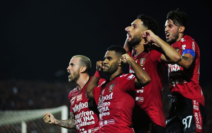 Para pemain Bali United merayakan gol Yabes Roni ke gawang Bhayangkara FC pada laga Liga 1 di Stadion Kapten I Wayan Dipta, Gianyar, Bali, Selasa (21/5/2019).