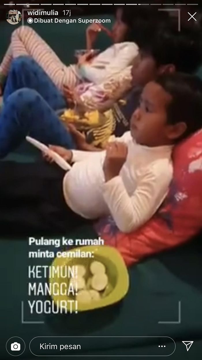 Widi Mulia berikan buah segar untuk ketiga anaknya